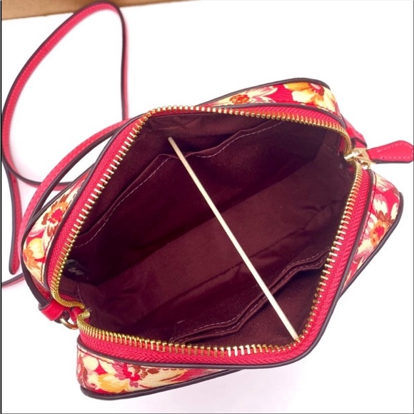 Coach Mini Camera Bag Crossbody Bag
Vintage Daisy Pink - Picture 10 of 12